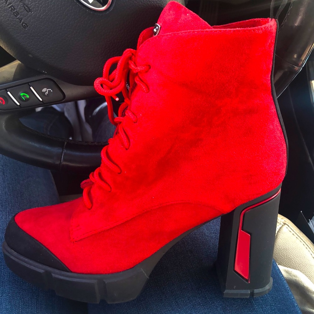 Sporty heel boots